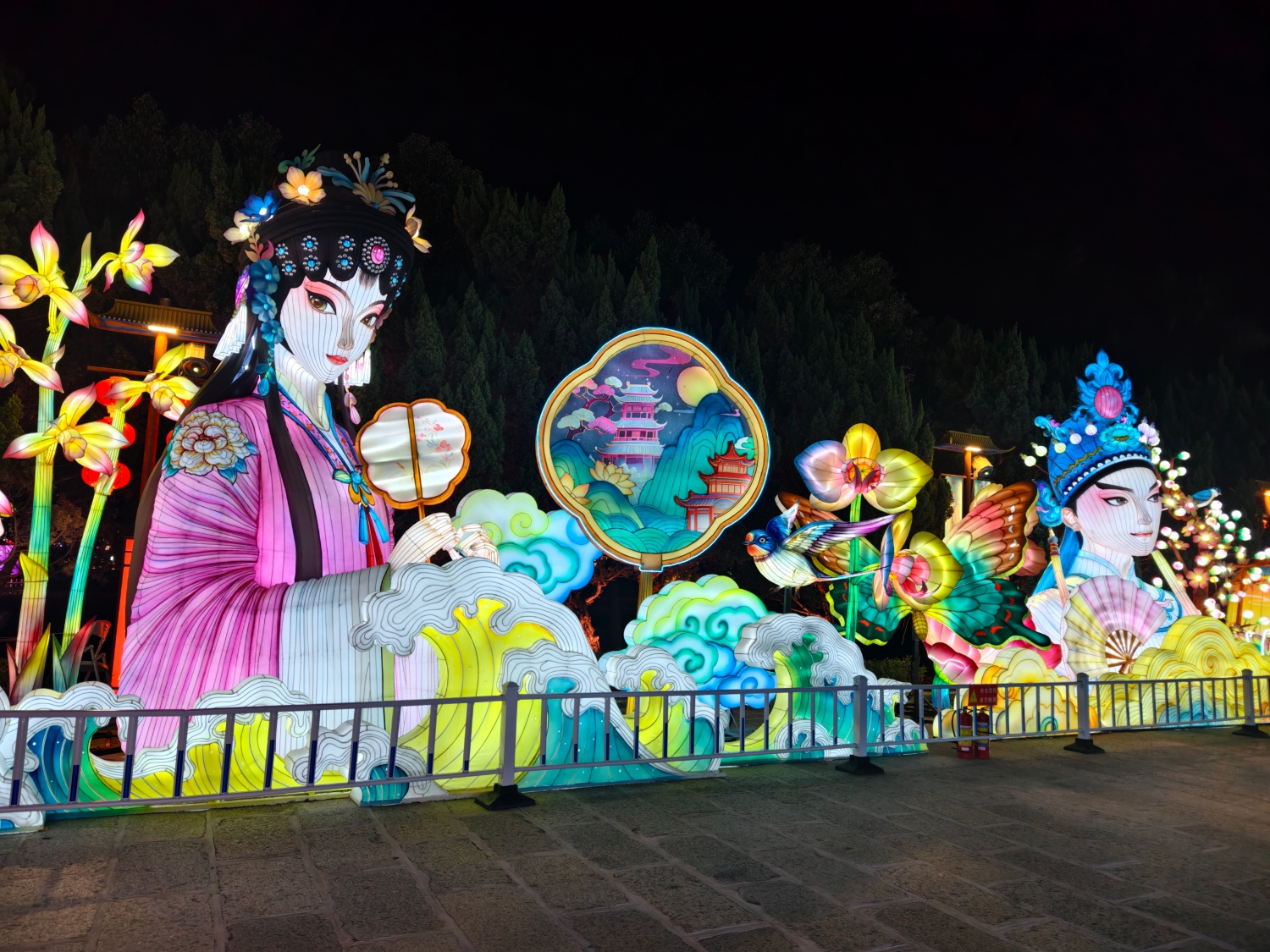 花灯灯会的灯组,以古代传说的花灯灯组